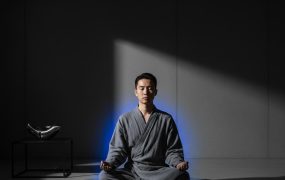 AI智能家居赛道变天：从“功能堆砌”到“无感陪伴”，你的机会在哪？