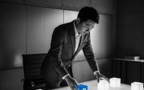 阿里千问App两天冲上榜三：AI应用层的“微信时刻”到了？