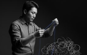 DeepSeek被欧洲科学家魔改：体积减半、限制解除，AI模型迎来“平民化”新浪潮？