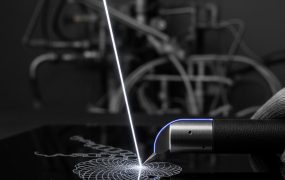 AI Pin烧光16亿的教训：普通人的AI行业应用，别总想搞个大的