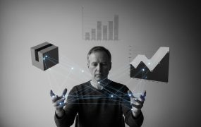 DeepSeek新模型让AI助理成真，小老板也能定制专属AI行业应用