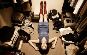 自媒体爆款视觉方案：90年代复古颓废风东亚偶像写真提示词大揭秘