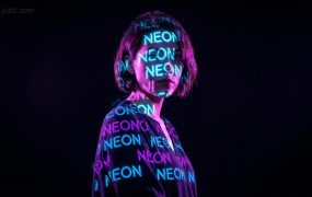 赛博朋克发光投影大片：一键生成“文字包裹”视觉特效，零基础打造高阶商业海报