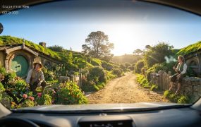 真实感爆棚！谷歌街景视角提示词方案：一键解锁“穿越”霍比屯的纪实大片