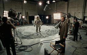 电影级视觉方案：1:1复刻“月球拍摄现场”，打造自媒体高质感悬疑图文：这种信息差画面最涨粉