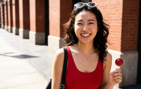 超写实AI人像摄影方案：自媒体博主打造爆款真实街拍图的提示词指南