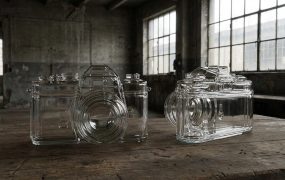 超现实透明材质视觉方案：自媒体博主打造极简工业风商业设计图的进阶技巧