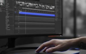全网疯传《镜像》AI动画短片：解决人物一致性痛点的保姆级实操方案