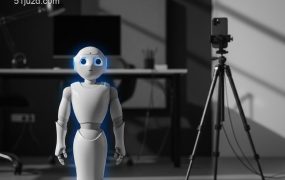 机器人演员杀入短剧，一个95cm主演不花钱、不塌房：内容工厂的新玩法来了